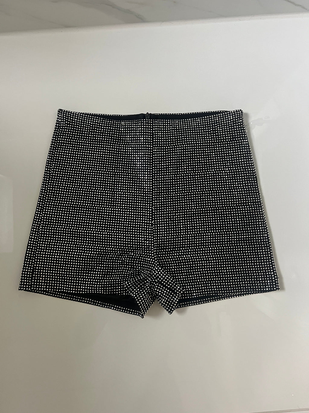 CRYSTAL SHORTS: Il Capo Statement che Cattura la Scena