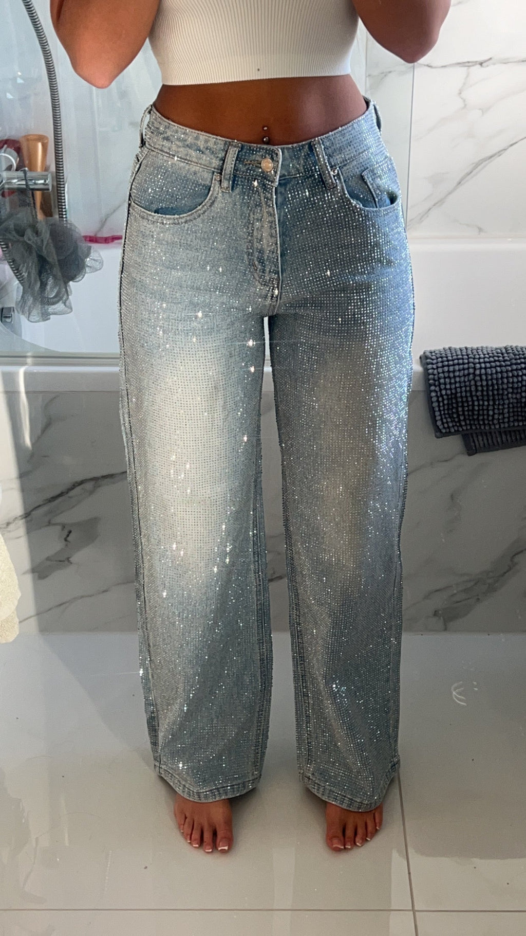 Luxury Denim 'Crystal Glow': Jeans Lunghi Impreziositi con Cristalli