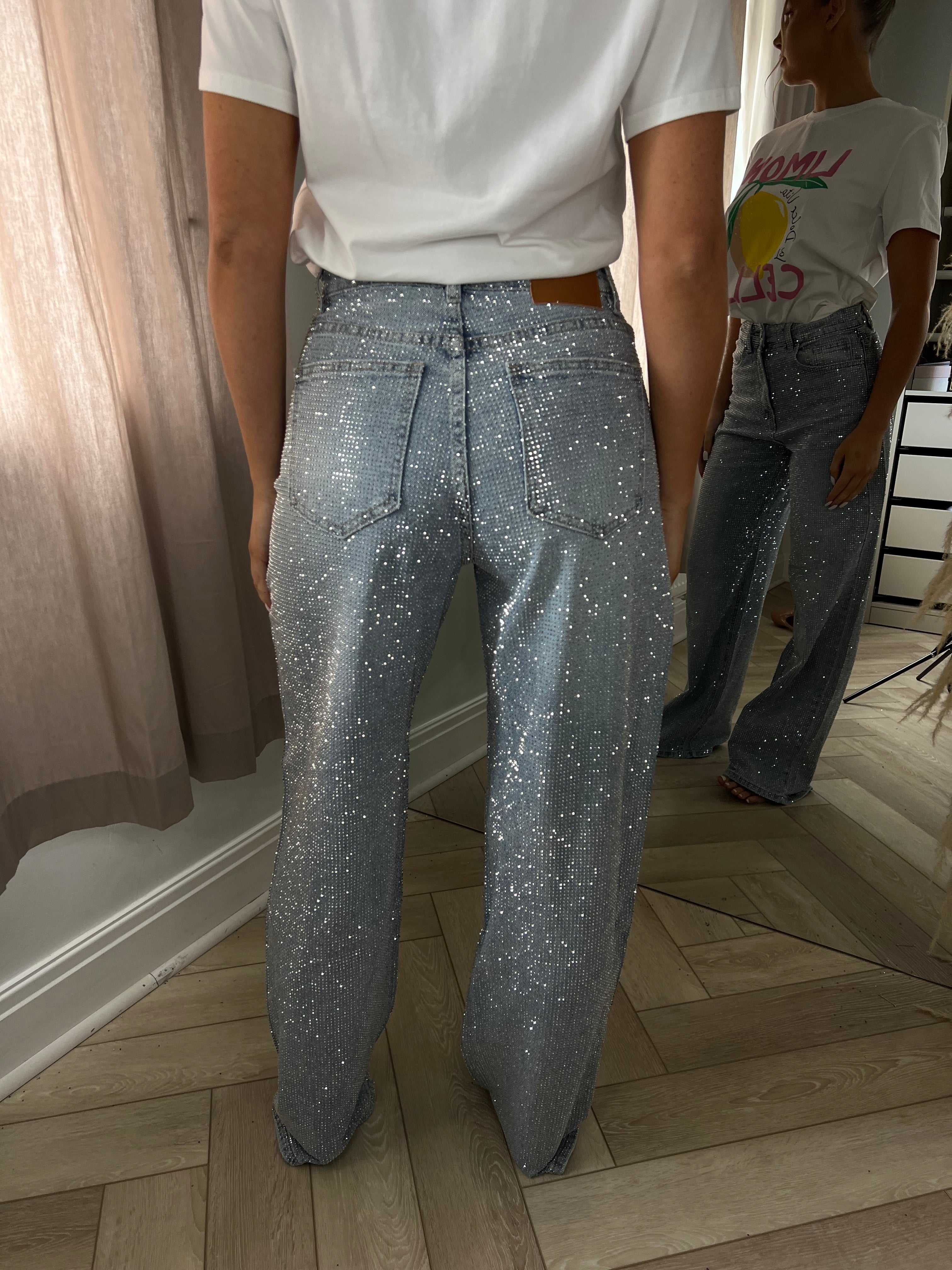 Luxury Denim 'Crystal Glow': Jeans Lunghi Impreziositi con Cristalli